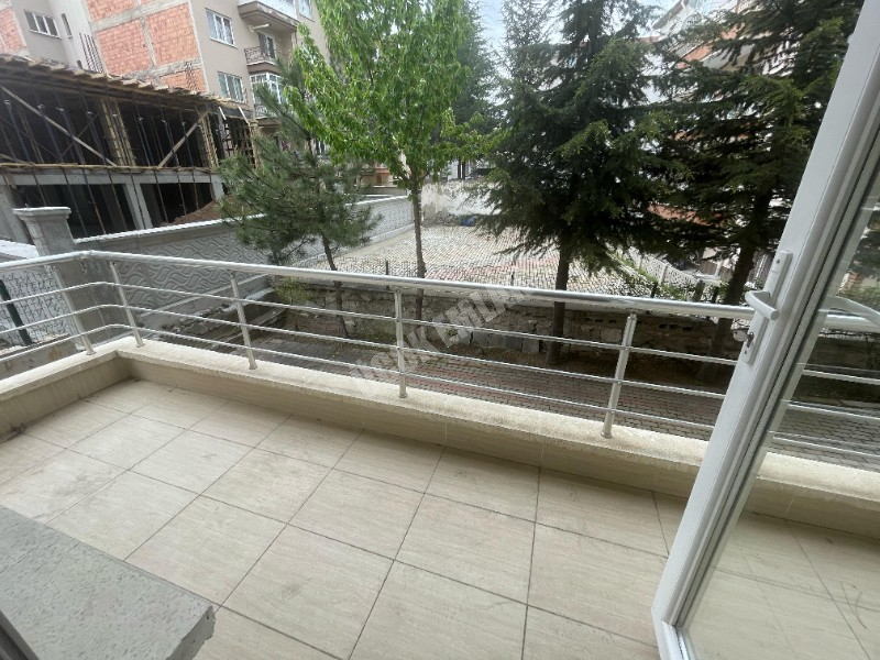 AFYON ÜÇOK EMLAKTAN GÜVENEVLER MAH KİRALIK 2+1 BAKIMLI GENİŞ DAİRE
