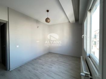 ALYANS'TAN MERKEZİ KONUMDA TEK BLOK KORİDORLU BALKONLU GENİŞ 1+1