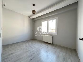 ALYANS'TAN MERKEZİ KONUMDA TEK BLOK KORİDORLU BALKONLU GENİŞ 1+1
