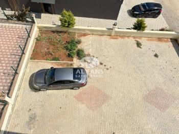 ALYANS'TAN MERKEZİ KONUMDA TEK BLOK KORİDORLU BALKONLU GENİŞ 1+1