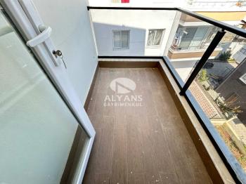 ALYANS'TAN MERKEZİ KONUMDA TEK BLOK KORİDORLU BALKONLU GENİŞ 1+1