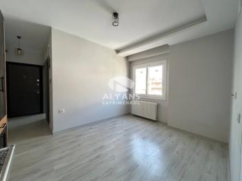 ALYANS'TAN MERKEZİ KONUMDA TEK BLOK KORİDORLU BALKONLU GENİŞ 1+1