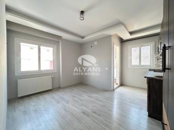 ALYANS'TAN MERKEZİ KONUMDA TEK BLOK KORİDORLU BALKONLU GENİŞ 1+1