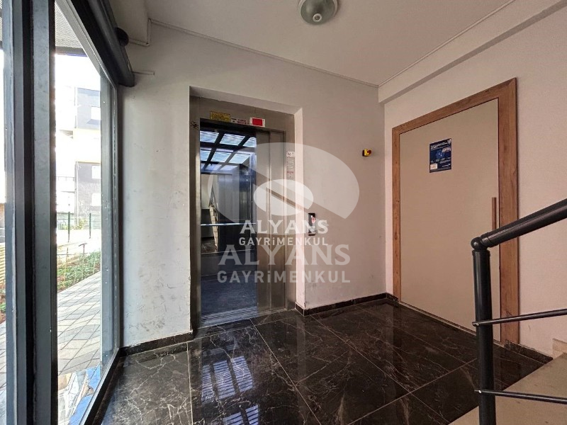 ALYANS'TAN MERKEZİ KONUMDA TEK BLOK KORİDORLU BALKONLU GENİŞ 1+1