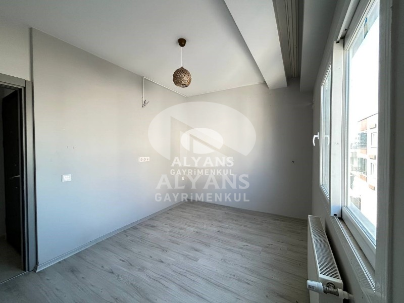 ALYANS'TAN MERKEZİ KONUMDA TEK BLOK KORİDORLU BALKONLU GENİŞ 1+1