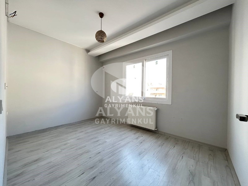 ALYANS'TAN MERKEZİ KONUMDA TEK BLOK KORİDORLU BALKONLU GENİŞ 1+1