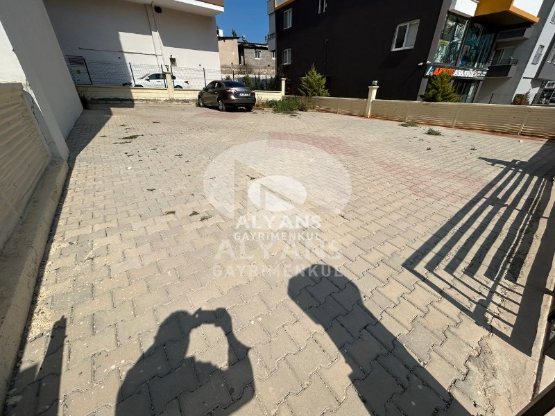 ALYANS'TAN MERKEZİ KONUMDA TEK BLOK KORİDORLU BALKONLU GENİŞ 1+1