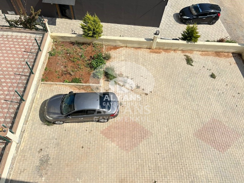 ALYANS'TAN MERKEZİ KONUMDA TEK BLOK KORİDORLU BALKONLU GENİŞ 1+1