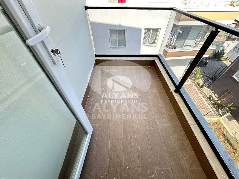 ALYANS'TAN MERKEZİ KONUMDA TEK BLOK KORİDORLU BALKONLU GENİŞ 1+1