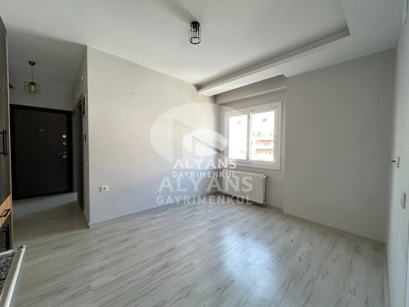 ALYANS'TAN MERKEZİ KONUMDA TEK BLOK KORİDORLU BALKONLU GENİŞ 1+1