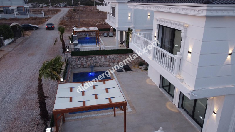 Didim Efeler Mahallesin De Satılık 4+1 Eşyalı Ve Havuzlu Müstakil Villa Ek-939