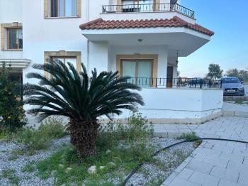 Girne Lapta Bölgesinde Satılık Site İçerisinde HAVUZLU 3+1 ZEMİN KAT Daire