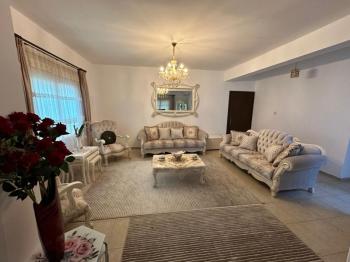 Girne Lapta Bölgesinde Satılık Site İçerisinde HAVUZLU 3+1 ZEMİN KAT Daire