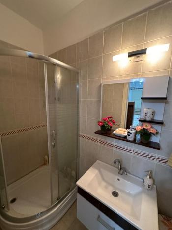 Girne Lapta Bölgesinde Satılık Site İçerisinde HAVUZLU 3+1 ZEMİN KAT Daire