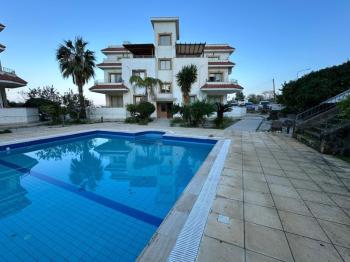 Girne Lapta Bölgesinde Satılık Site İçerisinde HAVUZLU 3+1 ZEMİN KAT Daire
