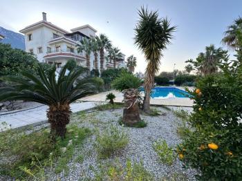 Girne Lapta Bölgesinde Satılık Site İçerisinde HAVUZLU 3+1 ZEMİN KAT Daire