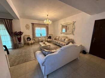 Girne Lapta Bölgesinde Satılık Site İçerisinde HAVUZLU 3+1 ZEMİN KAT Daire