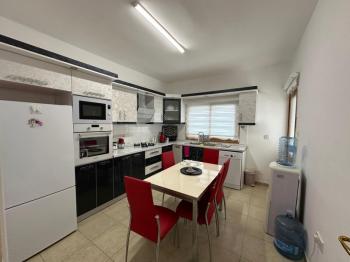 Girne Lapta Bölgesinde Satılık Site İçerisinde HAVUZLU 3+1 ZEMİN KAT Daire