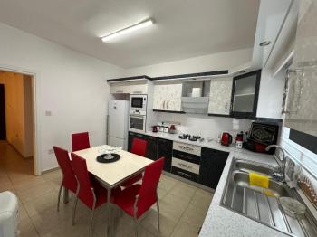 Girne Lapta Bölgesinde Satılık Site İçerisinde HAVUZLU 3+1 ZEMİN KAT Daire