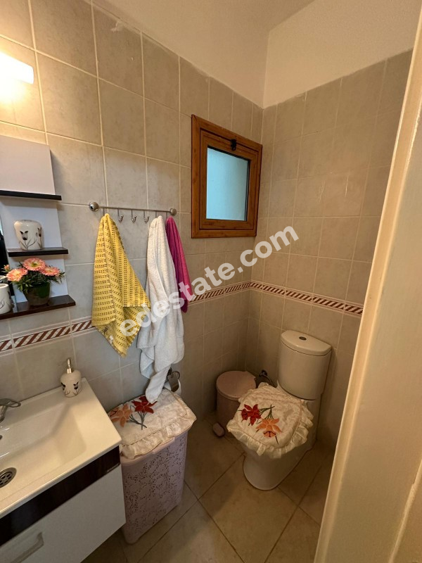 Girne Lapta Bölgesinde Satılık Site İçerisinde HAVUZLU 3+1 ZEMİN KAT Daire