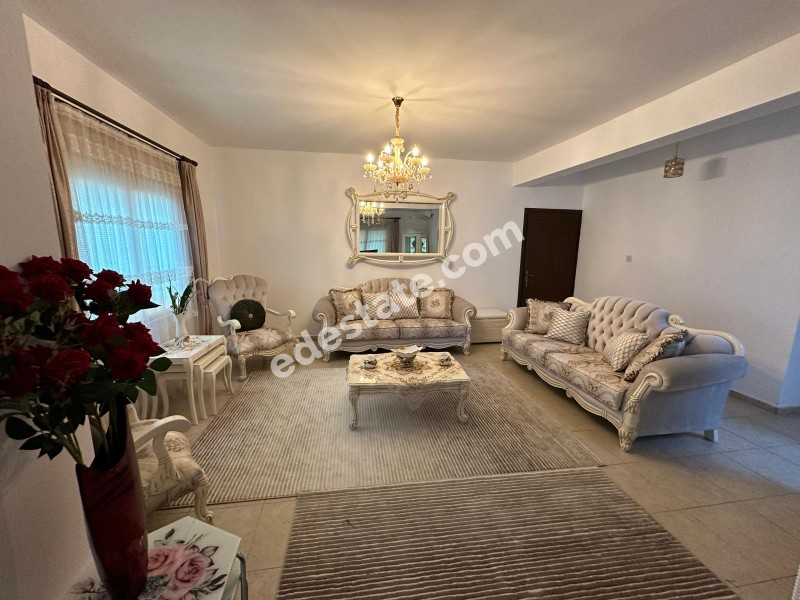 Girne Lapta Bölgesinde Satılık Site İçerisinde HAVUZLU 3+1 ZEMİN KAT Daire