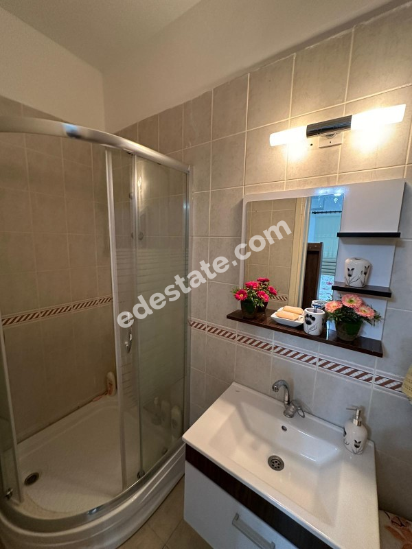Girne Lapta Bölgesinde Satılık Site İçerisinde HAVUZLU 3+1 ZEMİN KAT Daire