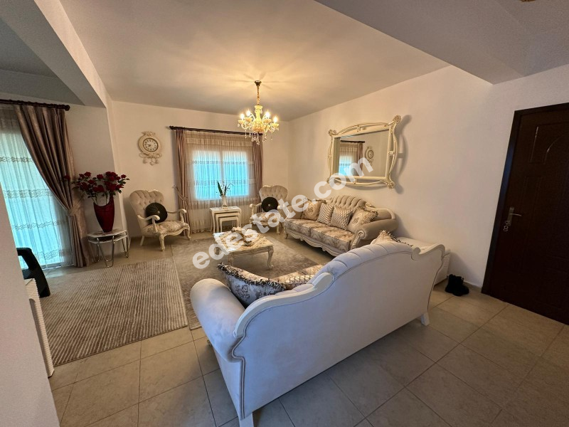 Girne Lapta Bölgesinde Satılık Site İçerisinde HAVUZLU 3+1 ZEMİN KAT Daire