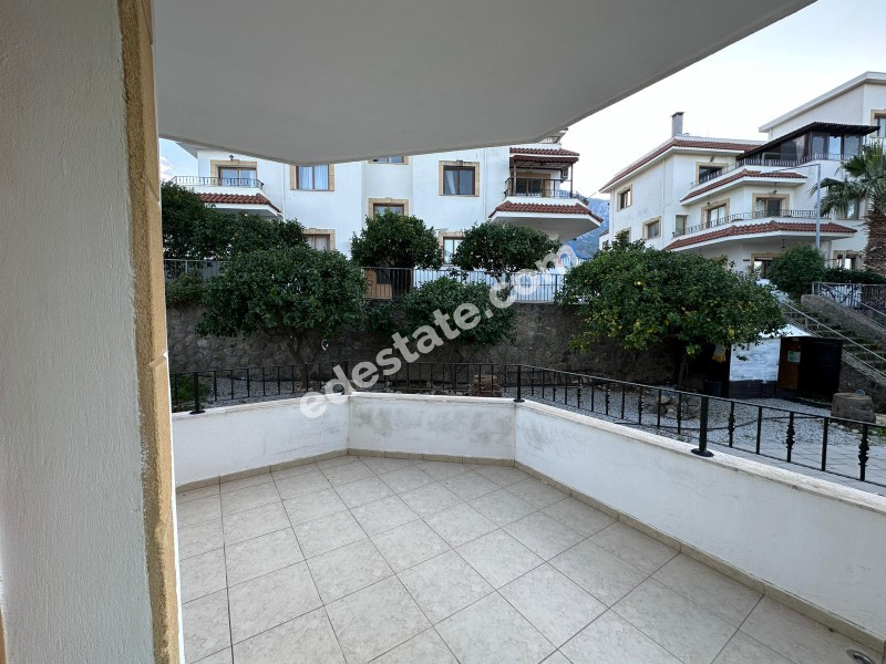 Girne Lapta Bölgesinde Satılık Site İçerisinde HAVUZLU 3+1 ZEMİN KAT Daire