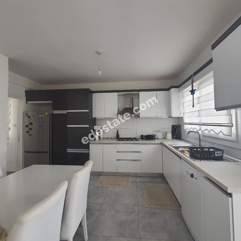 Lefkoşa Küçük Kaymaklı'da Anayola 100 Metre Uzaklıkta Full EŞyalı Satılık 2+1 Penthouse
