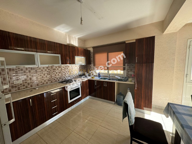 Lefkoşa Cihangir'de Zemin Kat Eşyalı Satılık 3+1 Daire