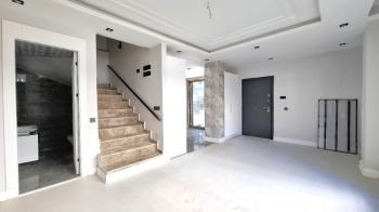 Elmas’tan Şehrin Ortasında Muhteşem Konumlu Triblex Villa