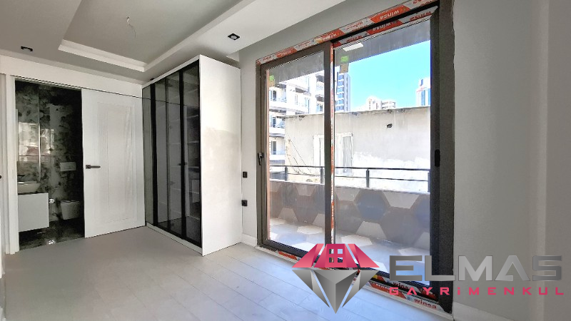 Elmas’tan Şehrin Ortasında Muhteşem Konumlu Triblex Villa