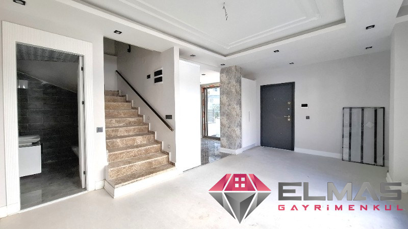 Elmas’tan Şehrin Ortasında Muhteşem Konumlu Triblex Villa