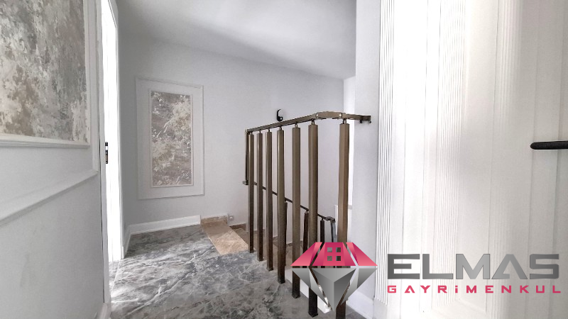 Elmas’tan Şehrin Ortasında Muhteşem Konumlu Triblex Villa
