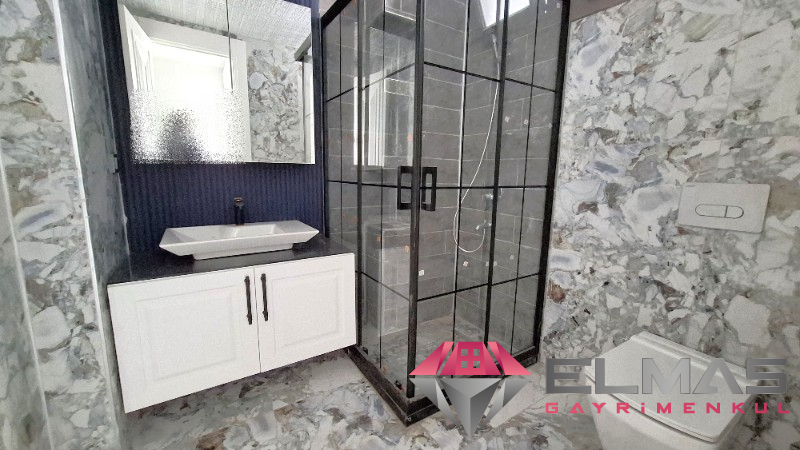 Elmas’tan Şehrin Ortasında Muhteşem Konumlu Triblex Villa