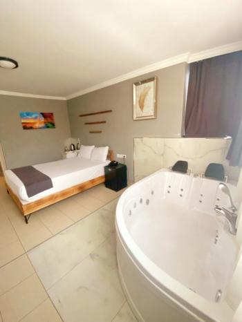 PENDİK'TE TABELA DEĞERİ YÜKSEK, RUHSATLI SATILIK OTEL VE BİNASI