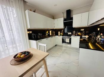 BAĞDAT CADDESİNİN ORTASINDA MUHTEŞEM KONUMDA FIRSAT SATILIK DAİRE