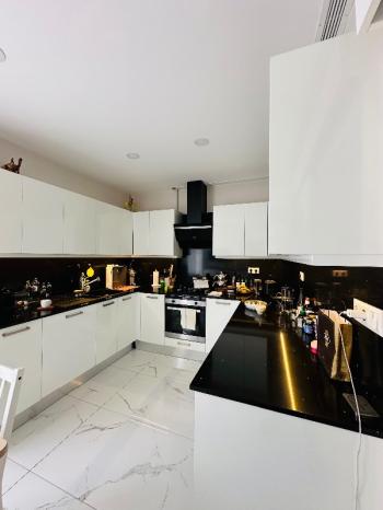 BAĞDAT CADDESİNİN ORTASINDA MUHTEŞEM KONUMDA FIRSAT SATILIK DAİRE