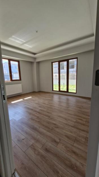 SANCAKTEPE 'DE SİTE İÇERİSİNDE SATILIK 2+1 BAHÇE KATI