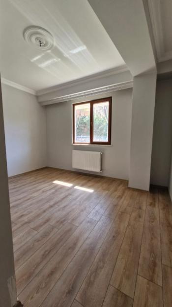 SANCAKTEPE 'DE SİTE İÇERİSİNDE SATILIK 2+1 BAHÇE KATI