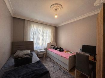 MEYDANDA SATILIK ARA KAT KÖŞE 2+1 SATILIK DAİRE