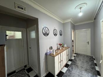 MEYDANDA SATILIK ARA KAT KÖŞE 2+1 SATILIK DAİRE