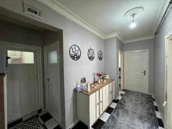 MEYDANDA SATILIK ARA KAT KÖŞE 2+1 SATILIK DAİRE
