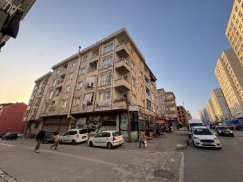 MEYDANDA SATILIK ARA KAT KÖŞE 2+1 SATILIK DAİRE