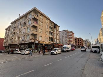 MEYDANDA SATILIK ARA KAT KÖŞE 2+1 SATILIK DAİRE