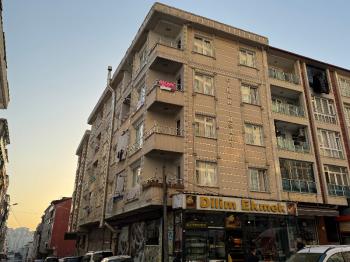 MEYDANDA SATILIK ARA KAT KÖŞE 2+1 SATILIK DAİRE