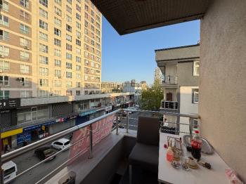 MEYDANDA SATILIK ARA KAT KÖŞE 2+1 SATILIK DAİRE
