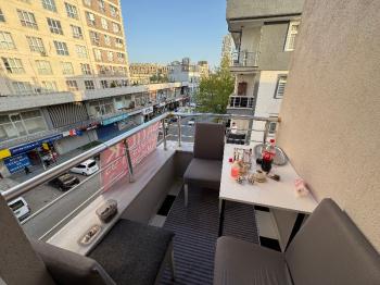 MEYDANDA SATILIK ARA KAT KÖŞE 2+1 SATILIK DAİRE