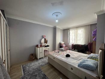 MEYDANDA SATILIK ARA KAT KÖŞE 2+1 SATILIK DAİRE