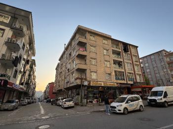 MEYDANDA SATILIK ARA KAT KÖŞE 2+1 SATILIK DAİRE